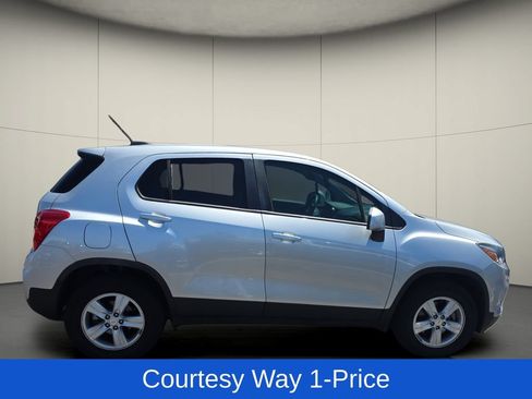 Used 2022 Chevrolet Trax LS w/ Tint and Cruise Package AWD/4WD image 9