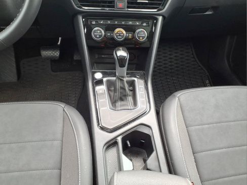 Used 2024 Volkswagen Taos SE w/ Panoramic Sunroof Package FWD image 16