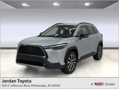 Used 2025 Toyota Corolla Cross XLE FWD image 1