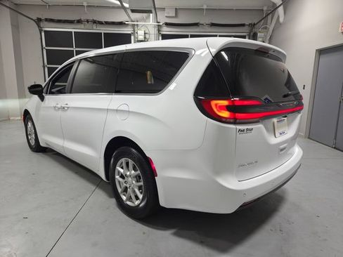 New 2027 Chrysler Pacifica Select w/ Family Tech Group FWD image 10