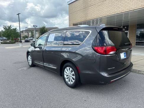 Used 2019 Chrysler Pacifica Touring-L FWD image 2