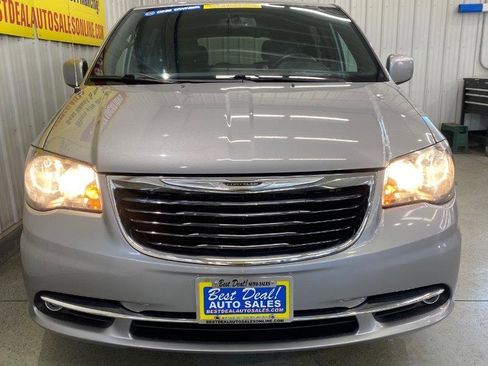 Used 2015 Chrysler Town & Country S image 8