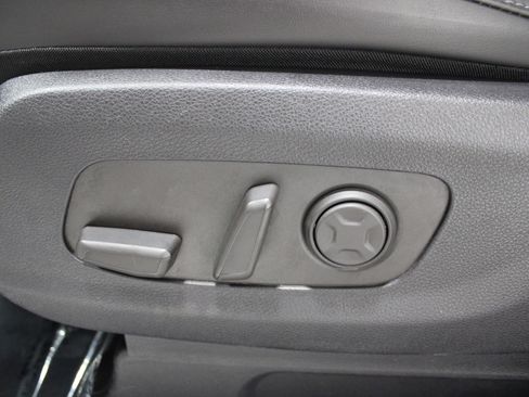 Used 2025 Kia Carnival FWD image 45