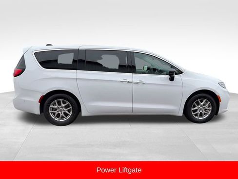 Used 2024 Chrysler Pacifica Touring-L image 8