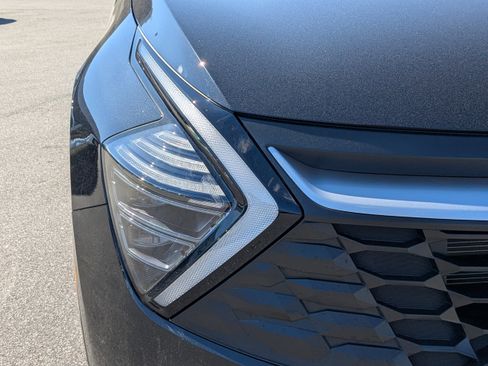 Used 2025 Kia Sportage LX image 10