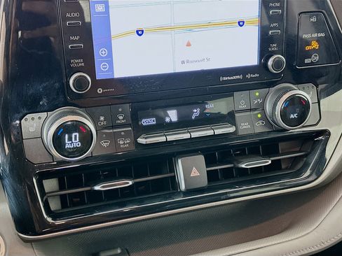 Used 2020 Toyota Highlander XLE FWD image 24