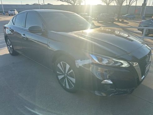 Used 2019 Nissan Altima 2.5 SV image 2