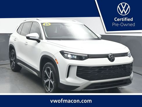 Certified 2025 Volkswagen Tiguan SE FWD image 1