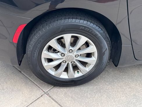 Used 2018 Chrysler Pacifica Touring Plus FWD image 12