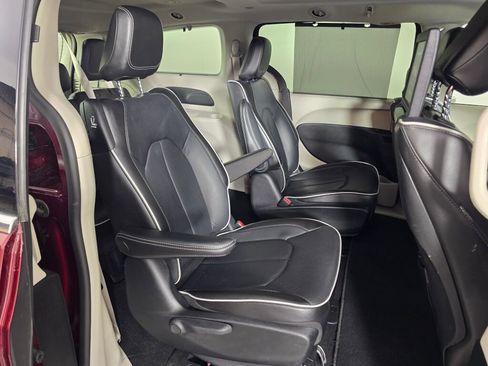 Used 2022 Chrysler Pacifica Limited w/ Uconnect Theater Family Group FWD image 43