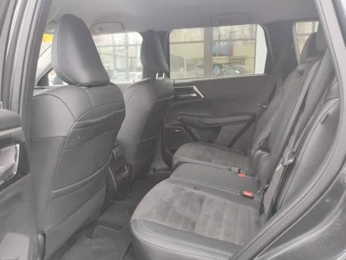 Used 2025 Mitsubishi Outlander SE image 10