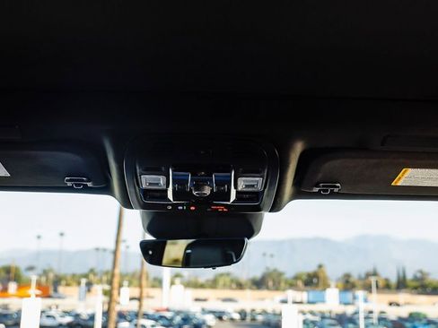 Used 2025 Cadillac Escalade Premium Luxury image 17