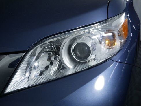 Used 2017 Toyota Sienna XLE image 14