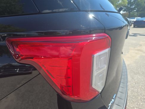 Used 2023 Ford Explorer XLT w/ Equipment Group 202A AWD/4WD image 34