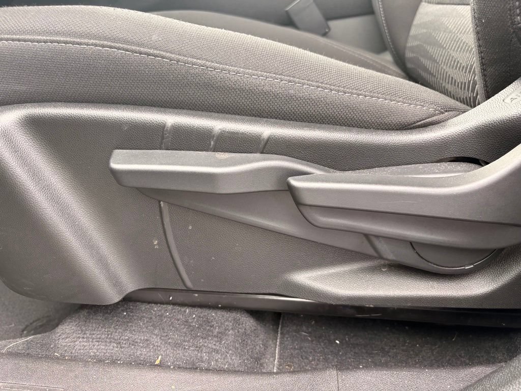 Used 2025 Chevrolet Equinox LT w/ Safety and Technology Package FWD image 11