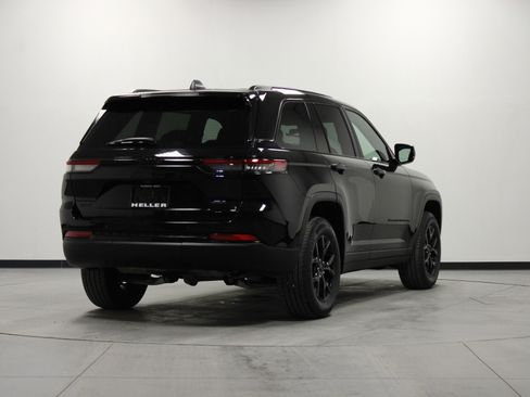 Used 2024 Jeep Grand Cherokee Altitude image 4