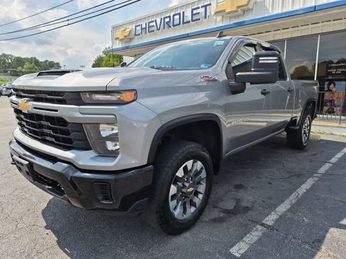 Used 2025 Chevrolet Silverado 2500 Custom AWD/4WD image 3
