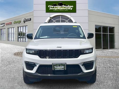 Used 2023 Jeep Grand Cherokee Limited w/ Black Appearance Package AWD/4WD image 2