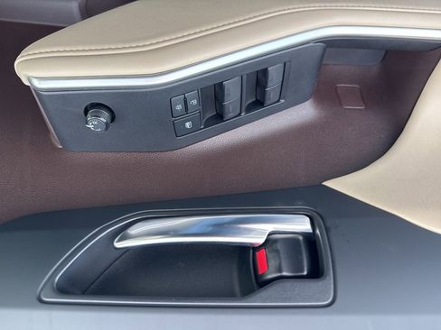 Used 2021 Toyota Highlander XLE image 29