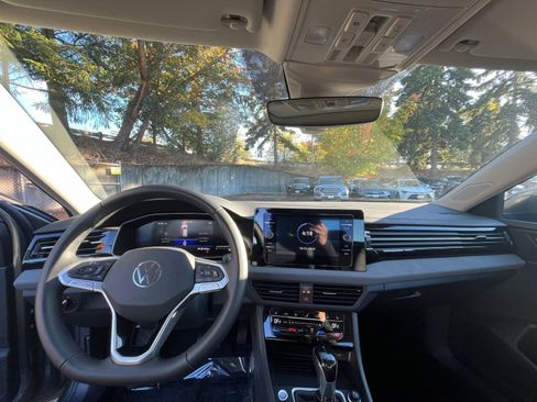 Used 2025 Volkswagen Jetta SE image 33