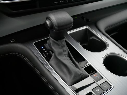 Certified 2025 Toyota Sienna LE FWD image 24