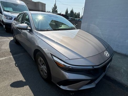 Used 2025 Hyundai Elantra SE FWD image 6