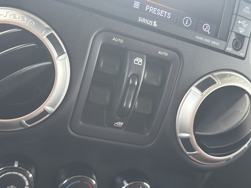 Used 2018 Jeep Wrangler Unlimited Sahara w/ Connectivity Group AWD/4WD image 16