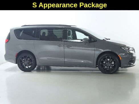 Used 2021 Chrysler Pacifica Touring-L w/ Uconnect Theater Family Group image 11