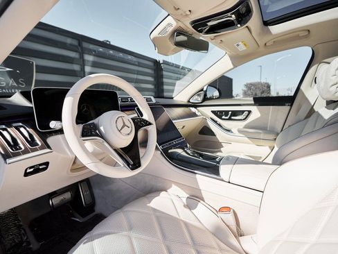 Used 2025 Mercedes-Benz Maybach S 680 4MATIC image 2