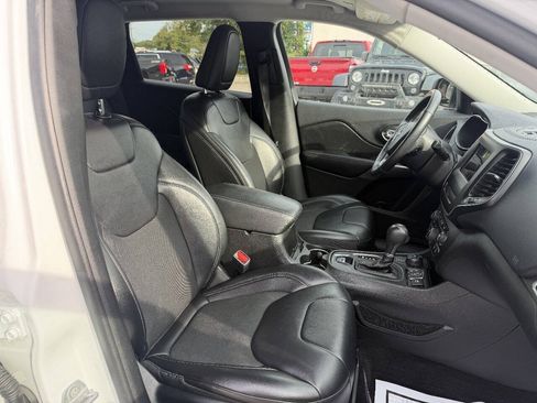 Used 2019 Jeep Cherokee Latitude Plus w/ Cold Weather Group AWD/4WD image 10