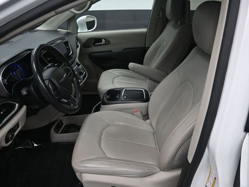 Used 2020 Chrysler Pacifica Touring-L Plus w/ Tire & Wheel Group image 14