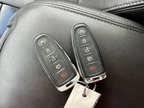 Used 2013 Ford Taurus SHO image 30