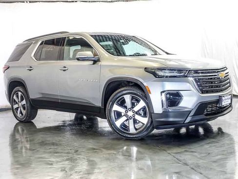 Used 2023 Chevrolet Traverse LT w/ LT Premium Package AWD/4WD image 2