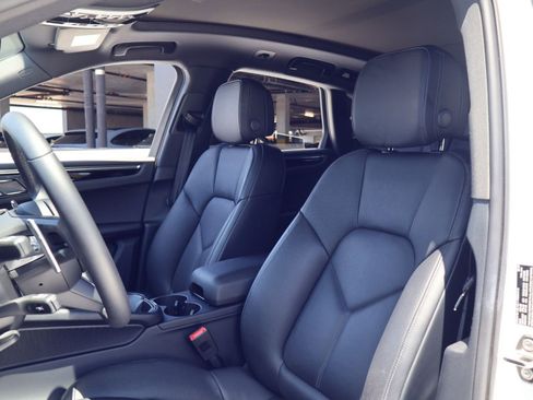 Certified 2025 Porsche Macan AWD/4WD image 5