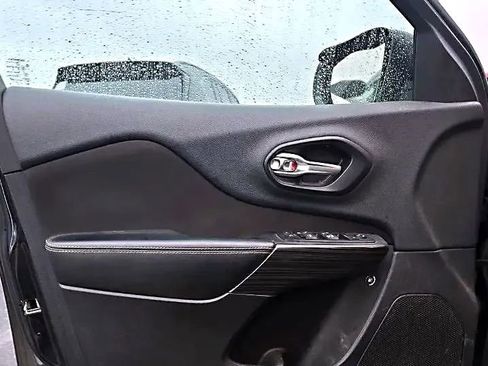 Used 2015 Jeep Cherokee Latitude image 8