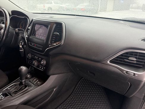 Used 2019 Jeep Cherokee Latitude w/ Cold Weather Group image 11