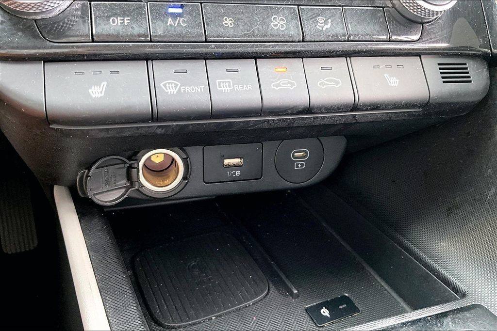 Used 2025 Hyundai Elantra Limited FWD image 14