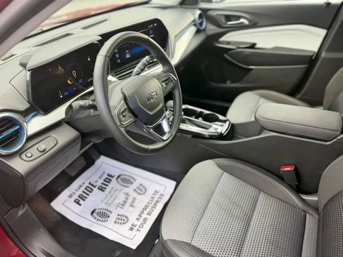 Used 2025 Chevrolet Trax LT w/ LT Convenience Package image 2