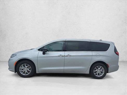 New 2026 Chrysler Pacifica Select image 5