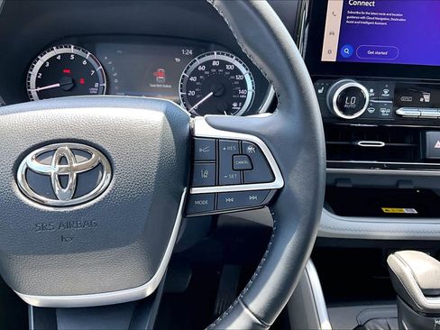 Used 2023 Toyota Highlander XLE AWD/4WD image 24