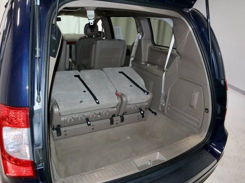 Used 2013 Chrysler Town & Country Touring-L image 13