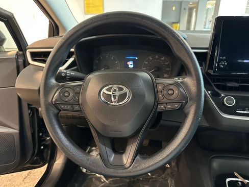 Used 2025 Toyota Corolla LE image 27