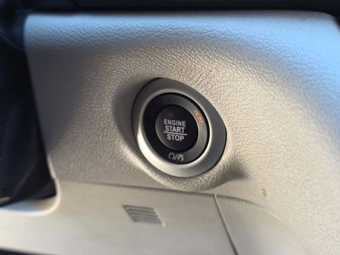 Used 2024 Chrysler Pacifica Touring-L image 36