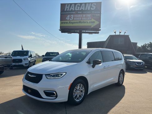 New 2026 Chrysler Pacifica Select image 1