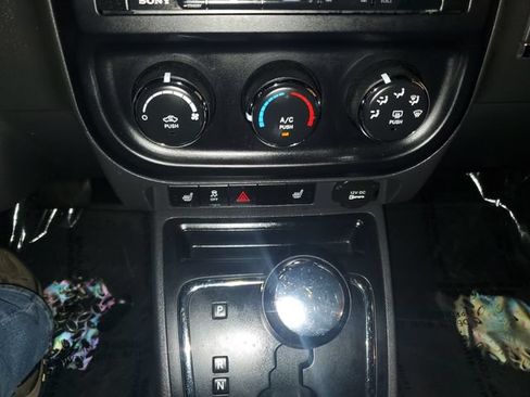 Used 2013 Jeep Patriot Latitude w/ Freedom Edition Pkg AWD/4WD image 19