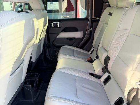 Used 2022 Jeep Gladiator Overland image 12