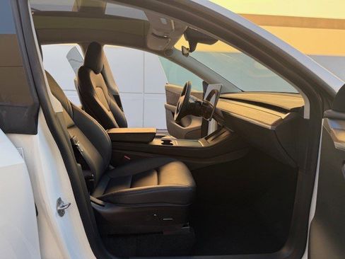 Used 2022 Tesla Model Y Long Range image 12