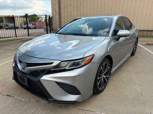 Used 2019 Toyota Camry SE FWD image 3