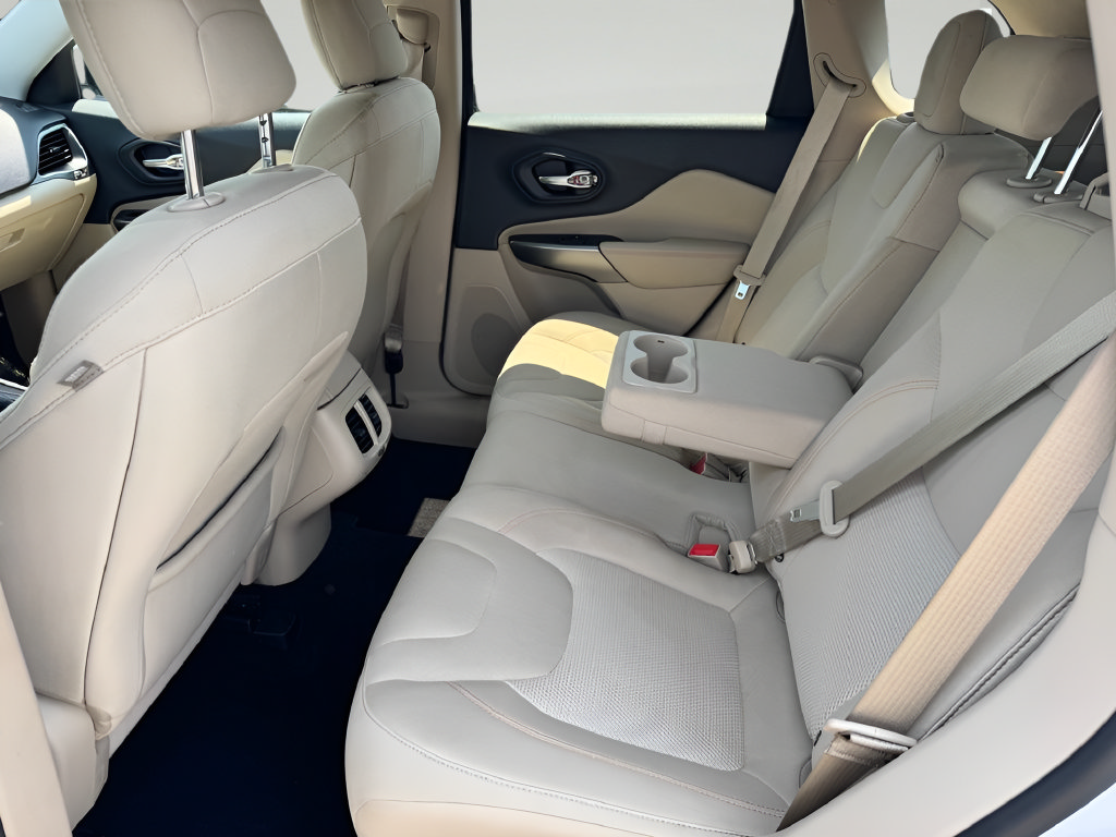 Used 2019 Jeep Cherokee Latitude w/ Popular Appearance Group FWD image 17