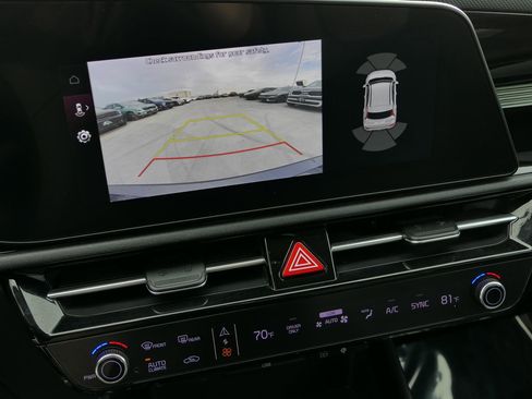 Used 2023 Kia Niro SX image 18